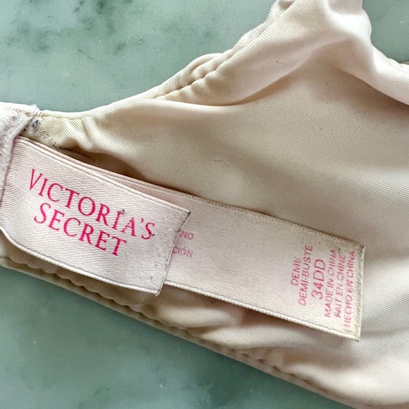Victoria Secret Demi 34DD - Picture 3 of 3